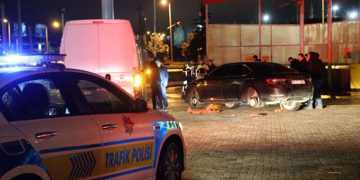 Konya istikametinden gelen Vali Şimşek’in makam aracı çukura düştü
