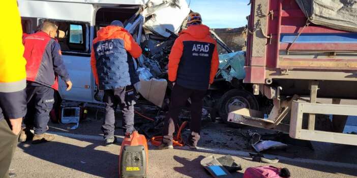 Öğrenci servisi, TIR’la çarpıştı! Ölü ve yaralılar var