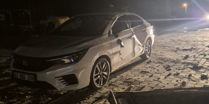 Konya’da uçan çatı araçlara zarar verdi