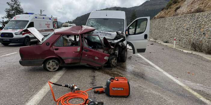 Tofaş ve minibüs kafa kafaya çarpıştı! 23 yaşındaki iki genç hayatını kaybetti