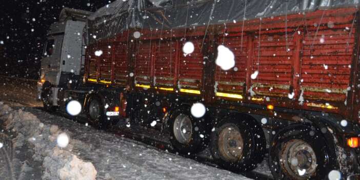 Konya yolunda yağmur yerini kara bıraktı