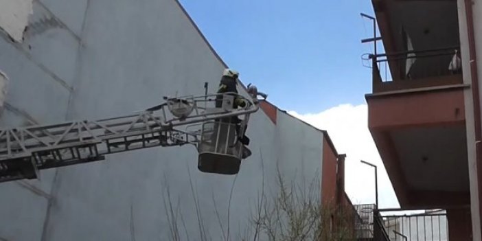 Konya'da balkonda mahsur kalan yaşlı kadını itfaiye kurtardı