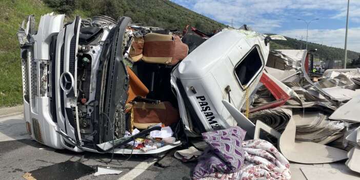 Konya plakalı TIR kaza yaptı! Ortalık savaş alanına döndü