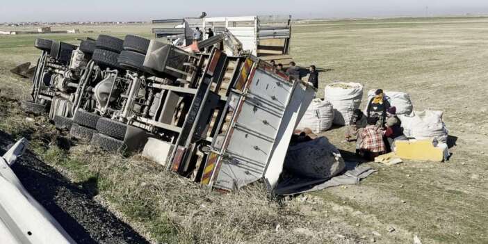 Konya yolunda kaza! Patates yüklü kamyon şarampole devrildi