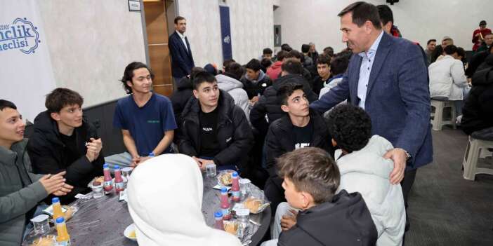 Karatay Belediye Başkanı Hasan Kılca, gençlerle iftar yaptı