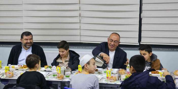 Başkan Kavuş, hafızlık talebeleriyle sahur yaptı