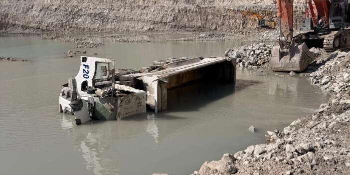 Devrilen kamyonun şoförü Süleyman Biçer hayatını kaybetti