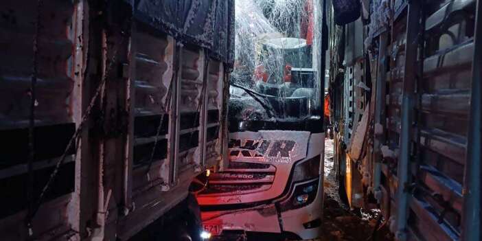 Yolcu otobüsü TIR’a çarptı! Çok sayıda yaralı var