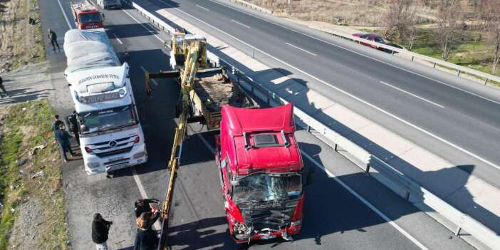 Konya yolunda TIR yolcu minibüse çarptı! 11 yaralı var