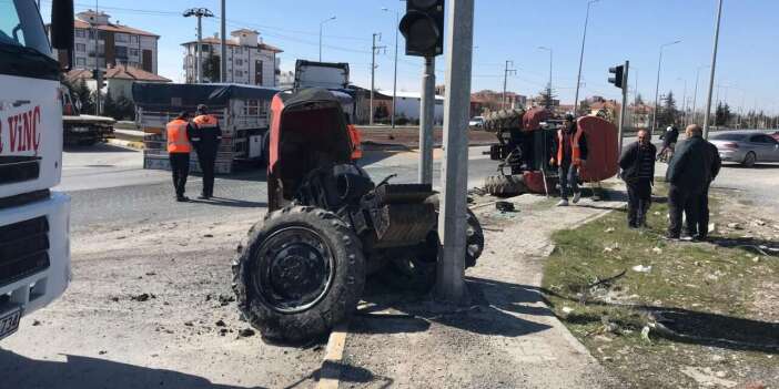 Konya’da TIR'la çarpışan traktör ikiye ayrıldı