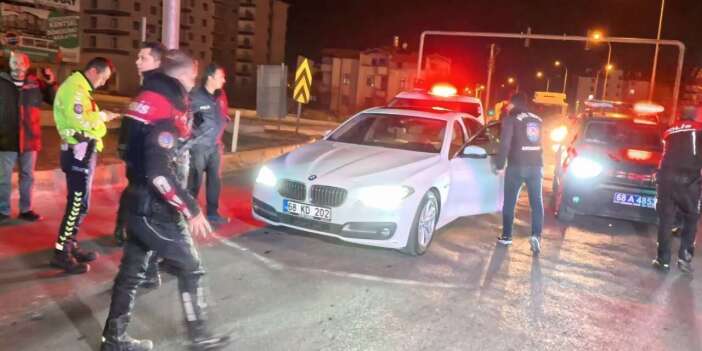 Çocuk lüks araçla kaçtı, polis 15 dakikada yakaladı, 381 bin lira ceza yazdı