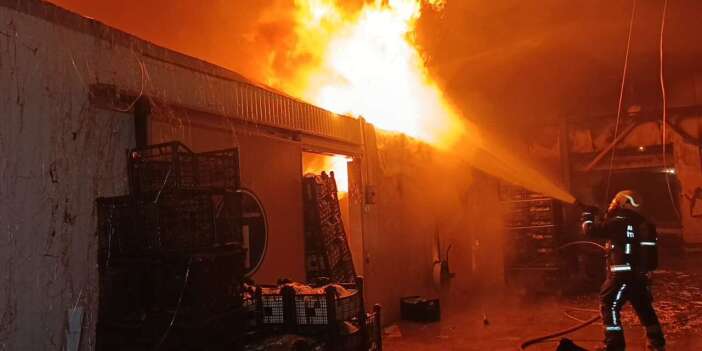 Konya yolu üzerindeki fabrikada yangın çıktı