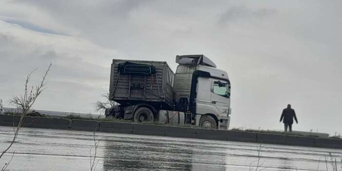 Konya’da yağmur kazaya neden oldu! TIR yoldan çıktı
