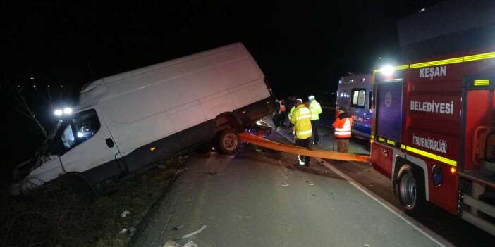 Kamyonet TIR’a çarptı, 2 kişi hayatını kaybetti