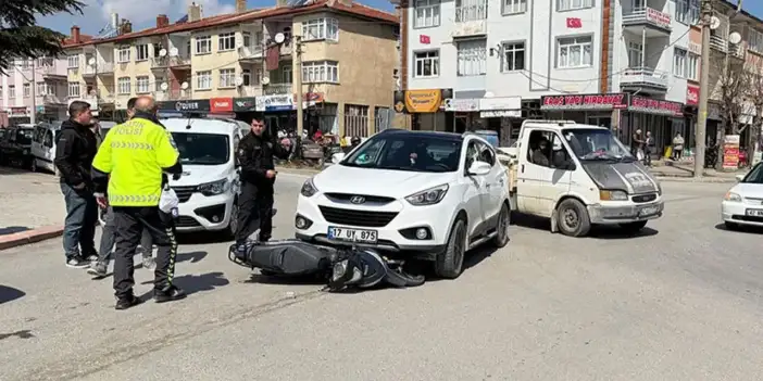 Konya’da otomobil motosikleti altına aldı! Herkes yaralı kadına yardıma koştu