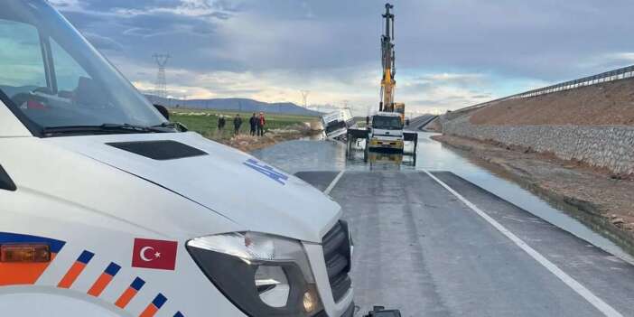 Konya'da ekipleri harekete geçiren ihbar! Suya batan araçta zamanla yarıştılar