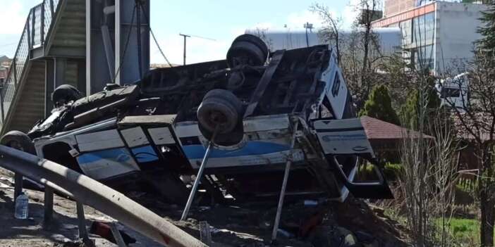 Otobüs üst geçide çarptı! 5 ölü, 4'ü ağır 14 yaralı var