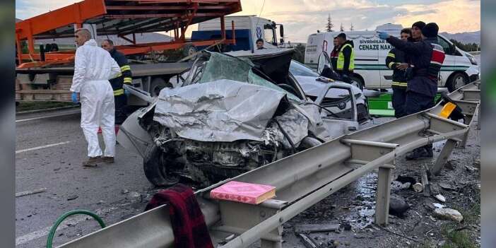 Karşı şeride geçen araç otomobille çarpıştı! 4 ölü, 2 yaralı var