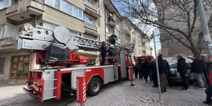 Konya’da 4 katlı binada yangın! 5'i çocuk 8 kişi mahsur kaldı