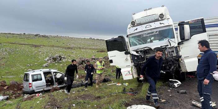 TIR ile hafif ticari aracın çarpışması sonucu 2 kişi öldü
