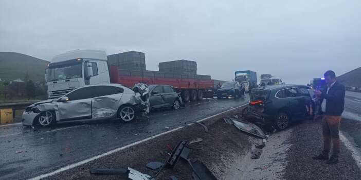 Aksaray’da yolcu otobüsü 10 araca çarptı! Çok sayıda yaralı var