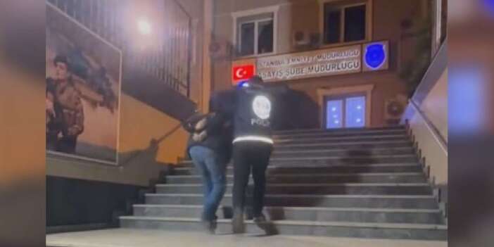 Polis yeleğiyle sosyal medyada yayın yaptı, kapısını polis çaldı