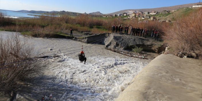 Konya’da baraj patladı, 17 kişi akıntıya kapıldı! Tatbikat gerçeği aratmadı