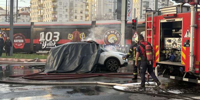Elektrikli otomobilde çıkan yangına battaniye yöntemiyle müdahale