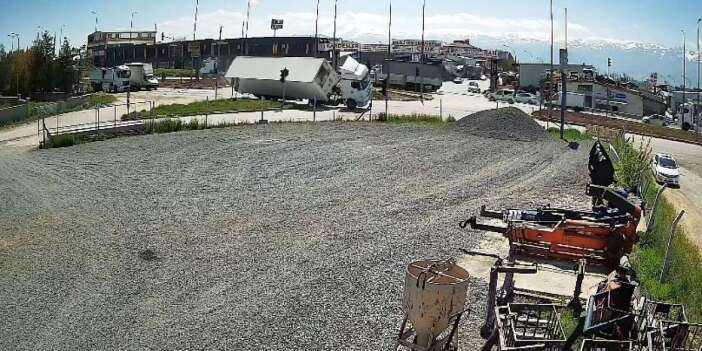 Konya’da TIR devrildi, kaza anı kamerada