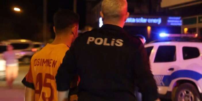 Şampiyonluk konvoyundan çıkan alkollü sürücü motosiklete çarptı