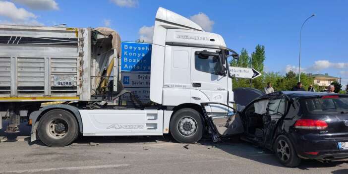Konya’da TIR otomobille çarpıştı, sürücü sıkıştı