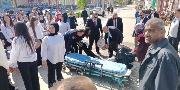 Konya’daki 19 Mayıs töreninde fenalaşan öğrenciye belediye başkanı müdahale etti