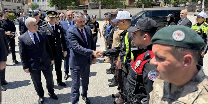 Bakan Çiftçi baba ocağı Konya’da! Emniyet ve jandarma personeliyle bayramlaştı