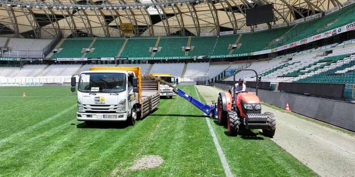 Konyaspor'un stadyumunda zemin yenileme çalışması başladı