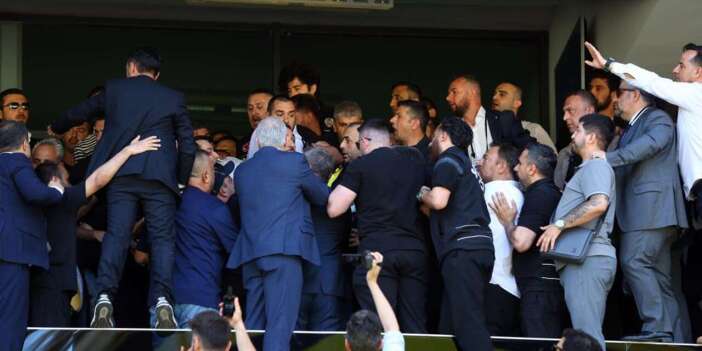 Fenerbahçe genel kurul toplantısında ortalık karıştı! Kavga anı kamerada