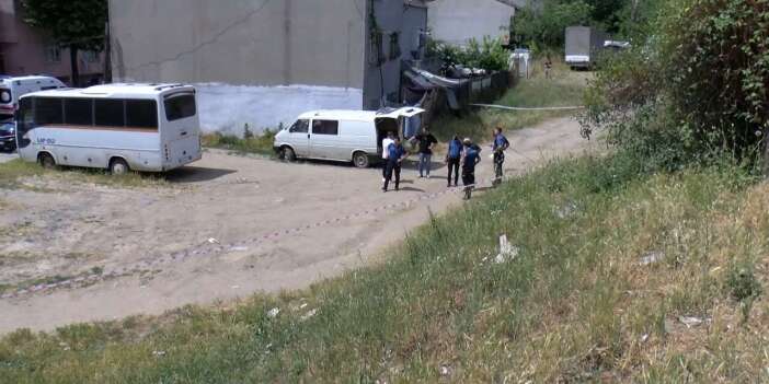 Çocukların oyunu kabusa döndü! Arabada ceset buldular