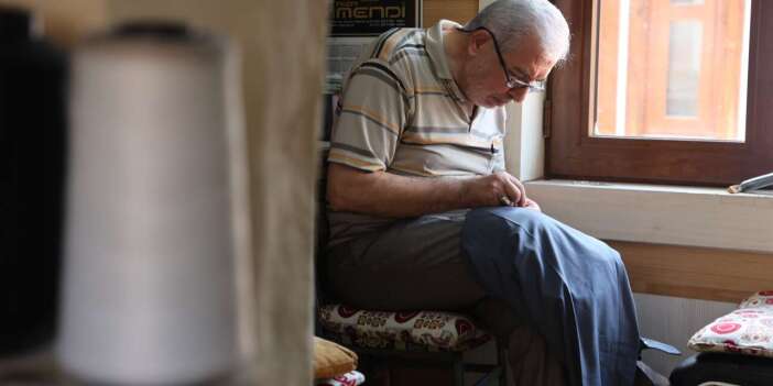 Konya’da 12 metrekareye sığan koca bir ömür! Babasının mirasını ilmek ilmek işliyor