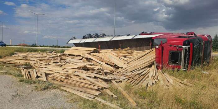 Konya’da TIR şarampole devrildi! Sürücü yaralandı