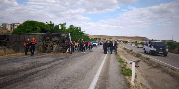 Yolcu otobüsü devrildi! 1 ölü, 40 yaralı var