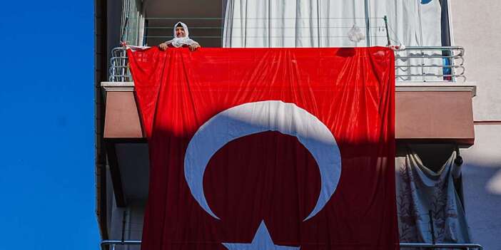 Bir anneye iki acı birden! Kızını toprağa verecekken, oğlunun şehadet haberini aldı