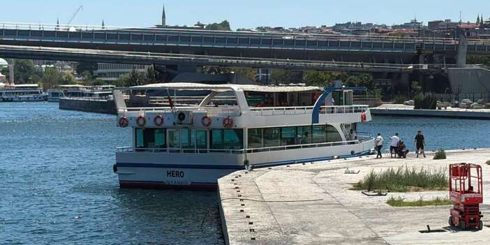 Tur teknesi köprü ayağına çarptı! Yasin Konya denize düştü, arama sürüyor
