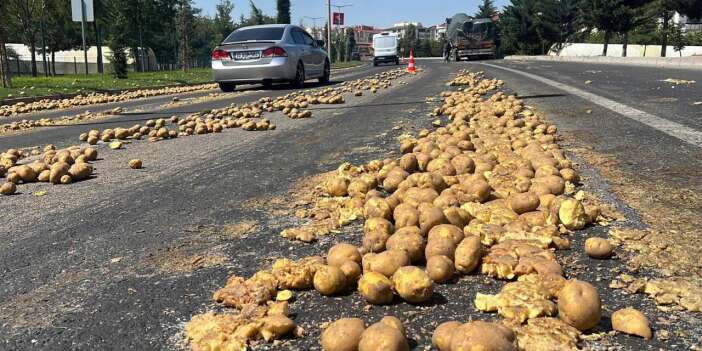 TIR’daki 1 ton patates yola döküldü! Şoföre ceza yağdı