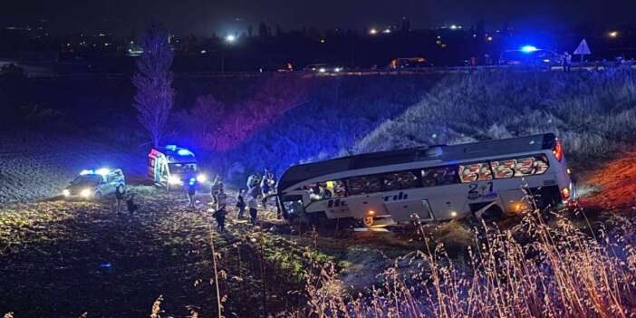 Yolcu otobüsü tarlaya uçtu! 24 yaralı var