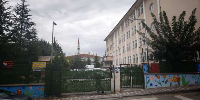 Okul bahçesinde bıçaklı saldırı! 1 ölü