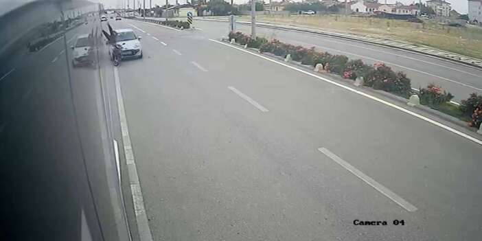 Konya plakalı otomobil çarptı! Metrelerce havaya savrulup servis aracının altına girdi