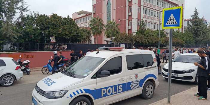 Ortaokulda bıçaklı kavga! Kız öğrenci arkadaşını bıçakladı, okul tatil edildi