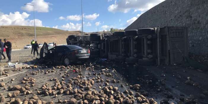 Pancar yüklü TIR otomobille çarpıştı! 4 ölü var