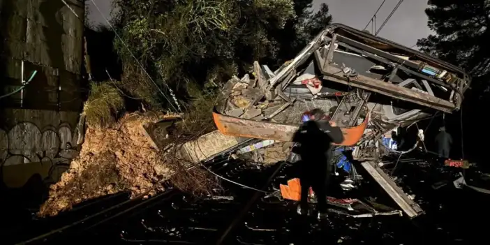 İki yüksek hızlı tren çarpıştı! 46 ölü, 150 yaralı var