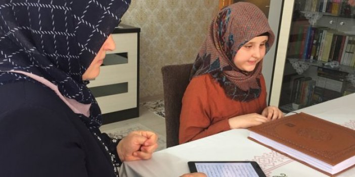 Elleriyle okudu, gönlüyle gördü! Konyalı engelli ortaokul öğrencisi 12 ayda hafız oldu