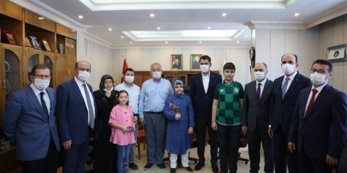 Bakan Kurum, 11 yaşındaki görme engelli hafız Ravzanur ve ailesiyle bayramlaştı